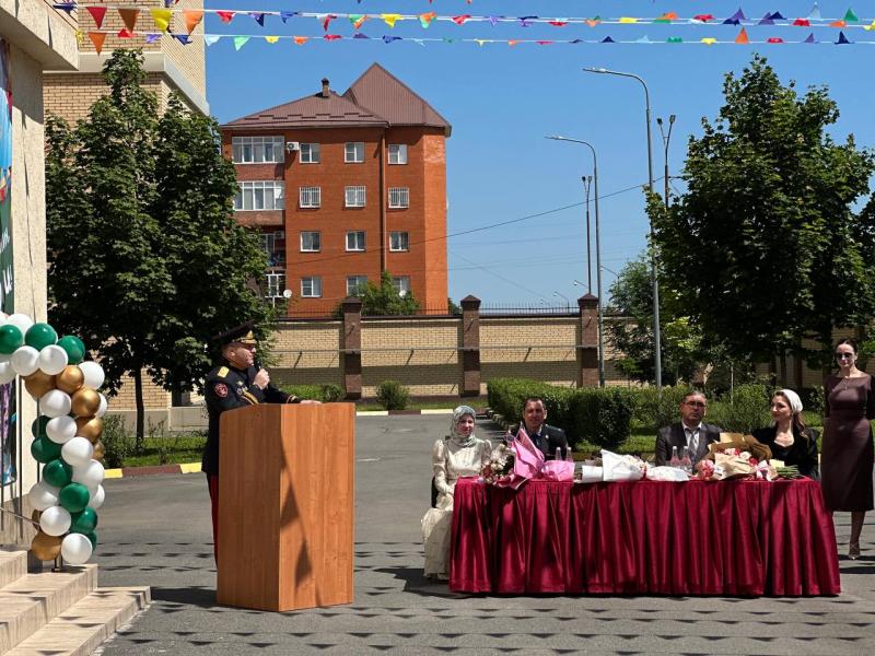 Начальник Управления Росгвардии по Республике Ингушетия поздравил выпускников  с последним звонком