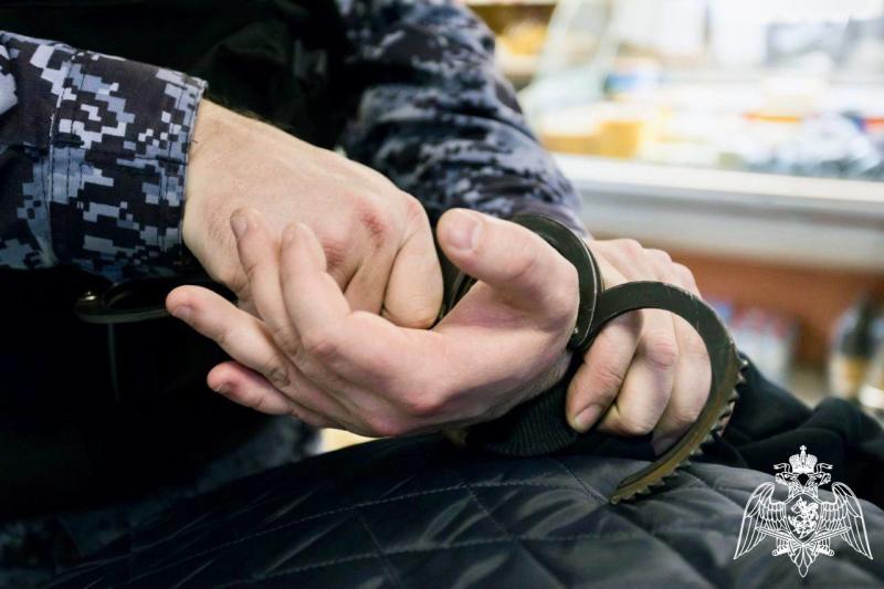 В Московской области сотрудники Росгвардии задержали подозреваемого в ранее совершенной краже из магазина