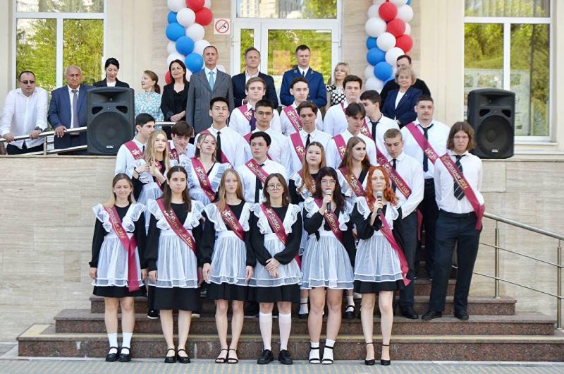 Депутат ЗСК Виктор Тепляков поздравил выпускников сочинских школ