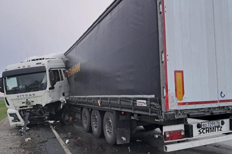 Чудо на трассе: опубликовано видео ДТП иномарки и двух грузовиков под Новосибирском