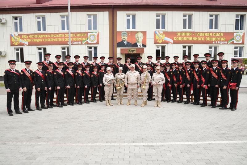 Музыканты Росгвардии поздравили учащихся Грозненского суворовского военного училища с окончанием учебы