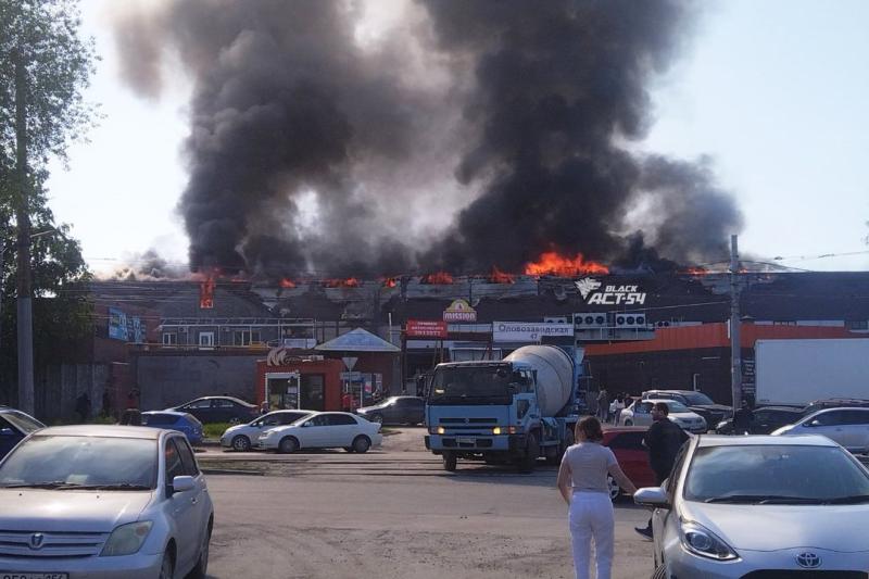Крупный пожар на складе ГСМ тушат в Кировском районе Новосибирска