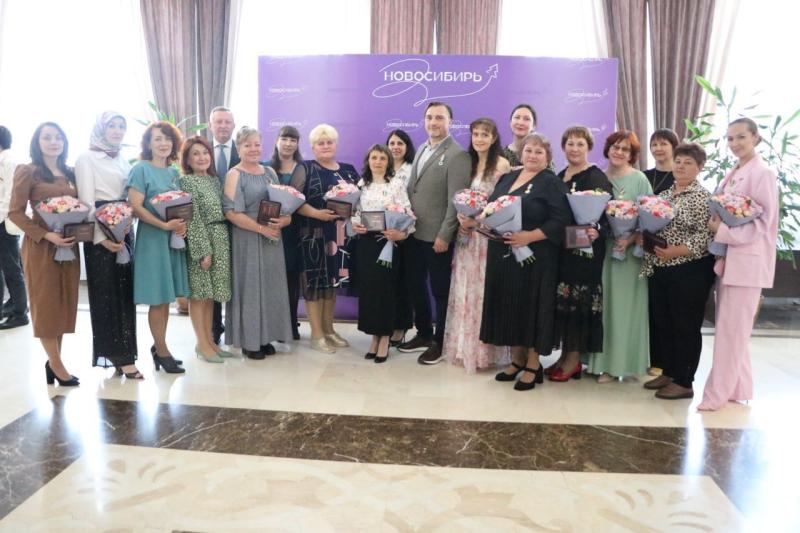 Знаками отличия наградили многодетных родителей в Новосибирской области