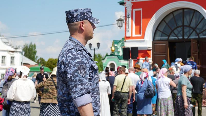 В Кировской области росгвардейцы обеспечивают безопасность участников Великорецкого крестного хода