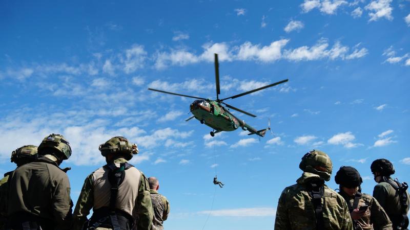 Спецназ Управления Росгвардии по Кировской области отработал беспарашютное десантирование из вертолета