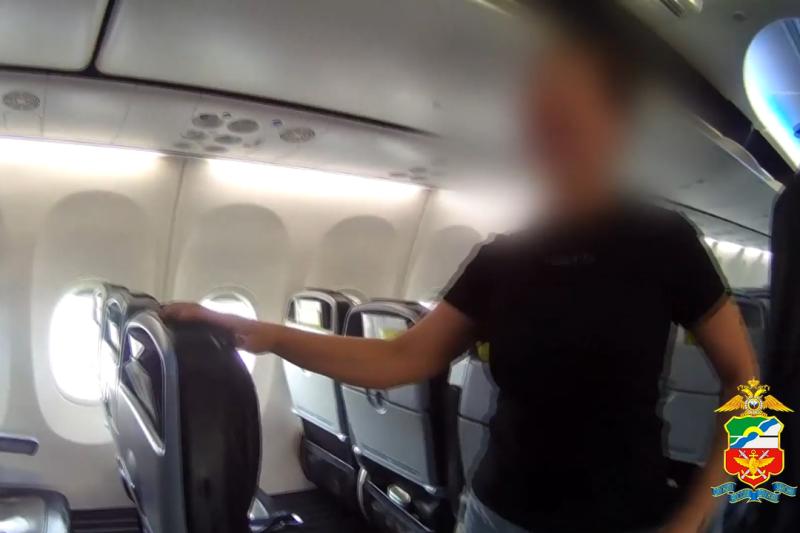 Подруг оштрафовали за курение на борту S7, летевшего в Новосибирск
