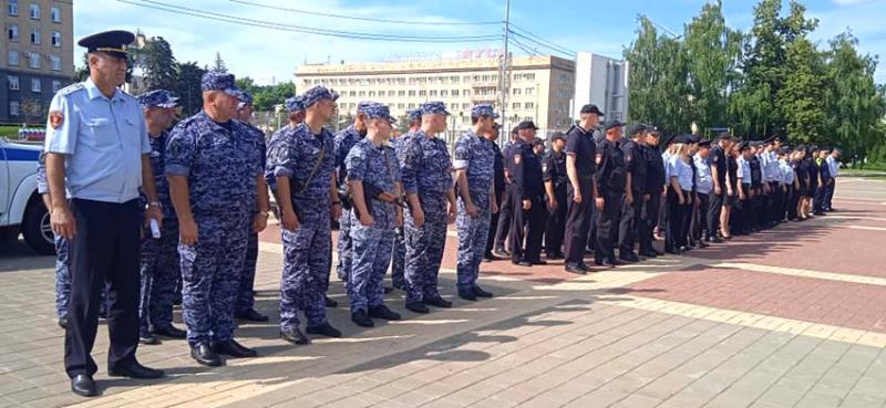 Росгвардейцы приняли участие в гарнизонном разводе на центральной площади Орла