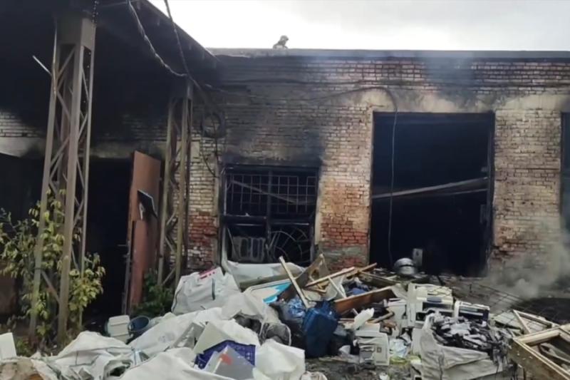 Один человек погиб и 6 пострадали в пожаре в производственном здании под Новосибирском