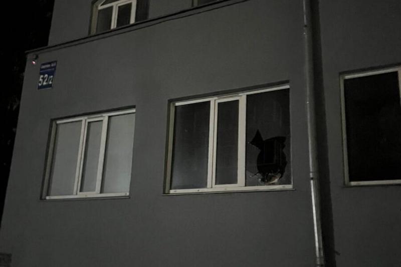 Мужчина устроил стрельбу по окнам в центре Новосибирска