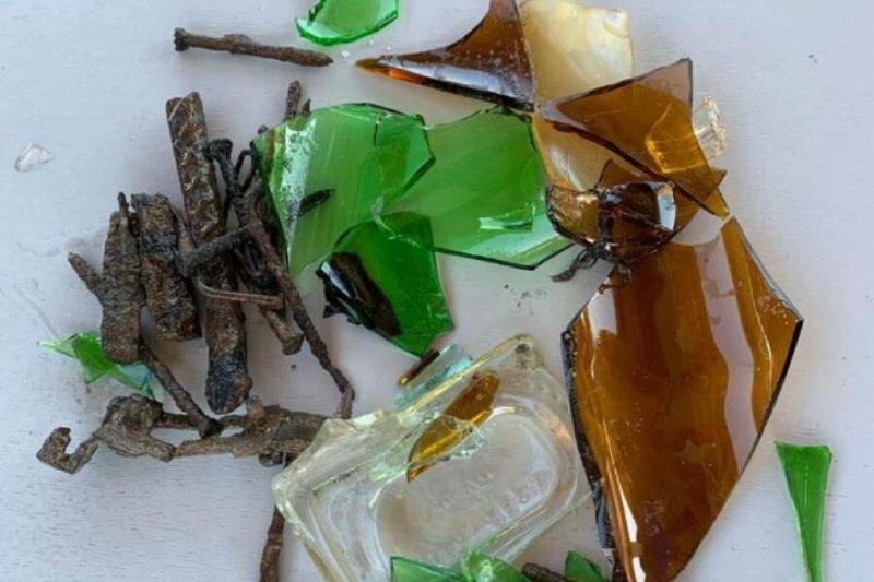 Неизвестные разбросали битое стекло и гвозди на берегу водоема в Новосибирске