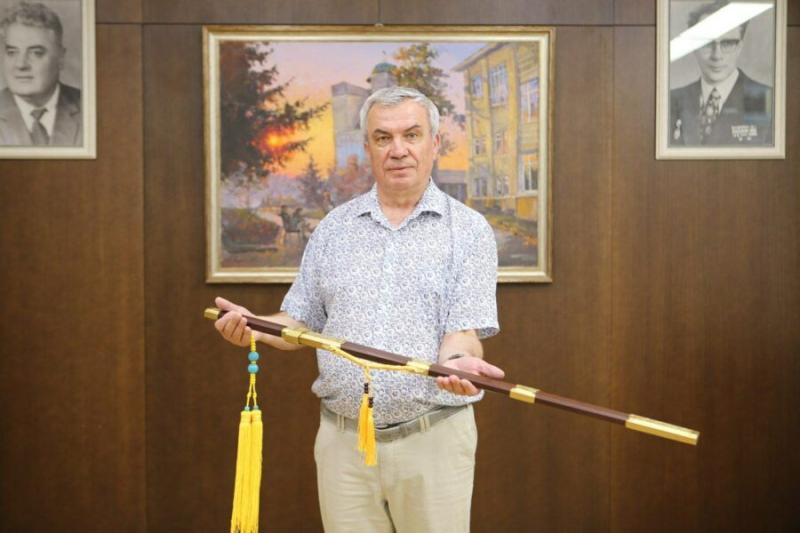 Ректору НГУ подарили китайский меч из Шаолиньского монастыря