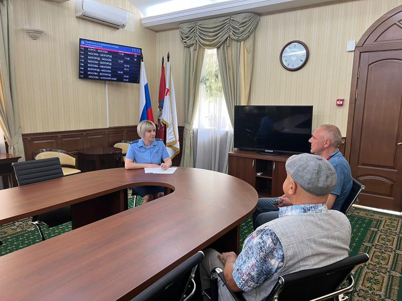 Заместитель Московско-Курского транспортного прокурора в рамках работы мобильной приемной провела личный прием граждан на Курском вокзале г. Москвы