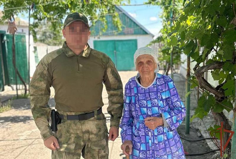 Росгвардейцы навестили 96-летнюю жительницу Запорожской области