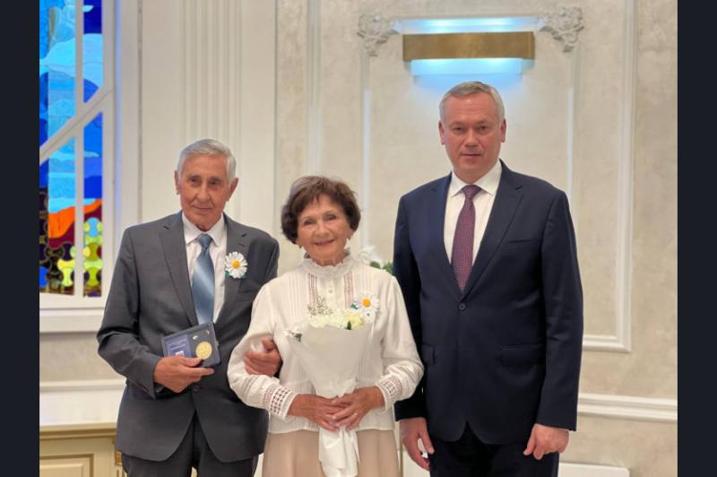 Губернатор Андрей Травников наградил супружеские пары со стажем медалями «За любовь и верность»