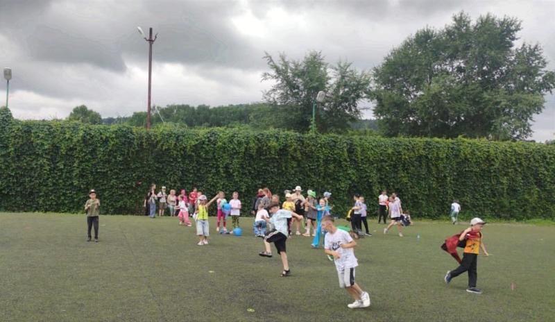 В Уссурийске сотрудники ОМОН провели спортивные игры для детей из летних пришкольных лагерей