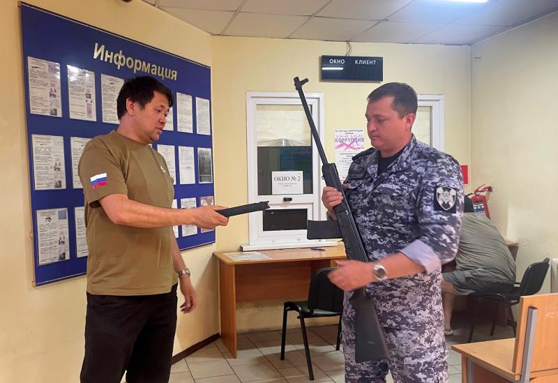 Неравнодушный житель Тувы передал в Центр лицензионно-разрешительной работы Росгвардии свое оружие на нужды СВО