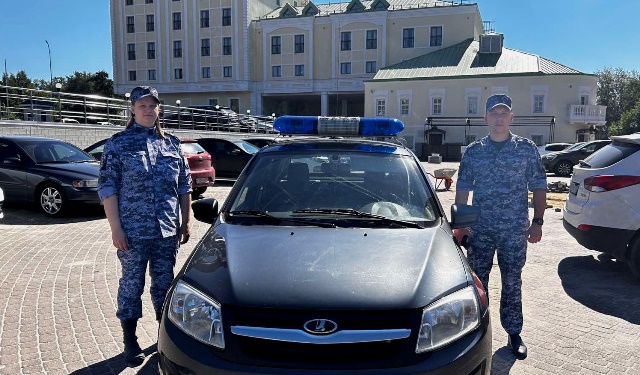 В Нижегородской области росгвардейцы задержали двух мужчин за кражу вещей с пляжа