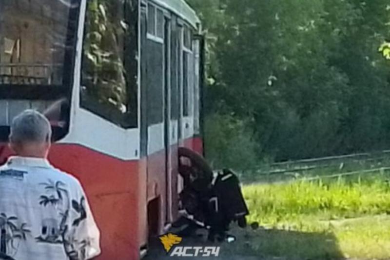 Мотоциклист влетел в трамвай №16 в Новосибирске