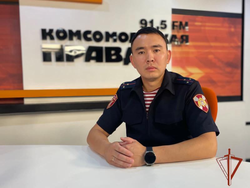 Офицер Росгвардии рассказал слушателям радио «Комсомольская правда» о возможности сдать оружие на нужды СВО