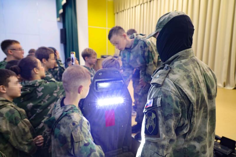 В рамках акции «Каникулы с Росгвардией» сотрудники ведомства посетили воспитанников детского лагеря «Аврора – юный спецназовец»