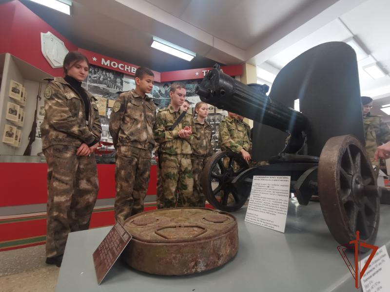 В преддверии Дня Тыла кадеты Росгвардии посетили Музей Победы в городе Ангарске