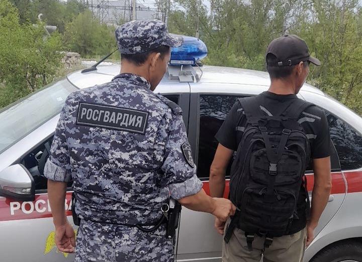 Росгвардейцы задержали мужчину за кражу телефона в Туве
