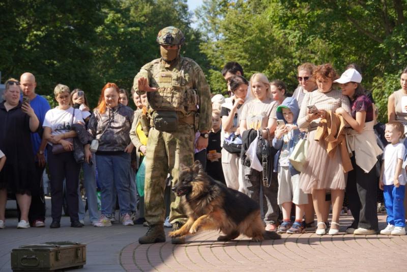 В Чебоксарах кинологи Росгвардии приняли участие в празднике, посвященном Дню фронтовой собаки