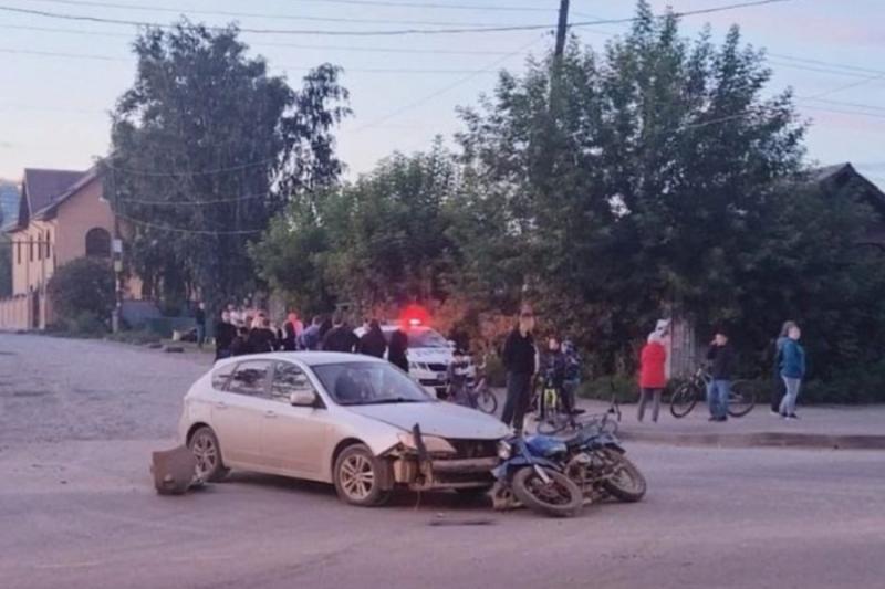 Подросток на мотоцикле врезался в иномарку в Новосибирске