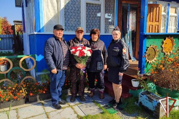 В Белоярском сотрудники отделения вневедомственной охраны Росгвардии поздравили ветерана службы с Днем рождения