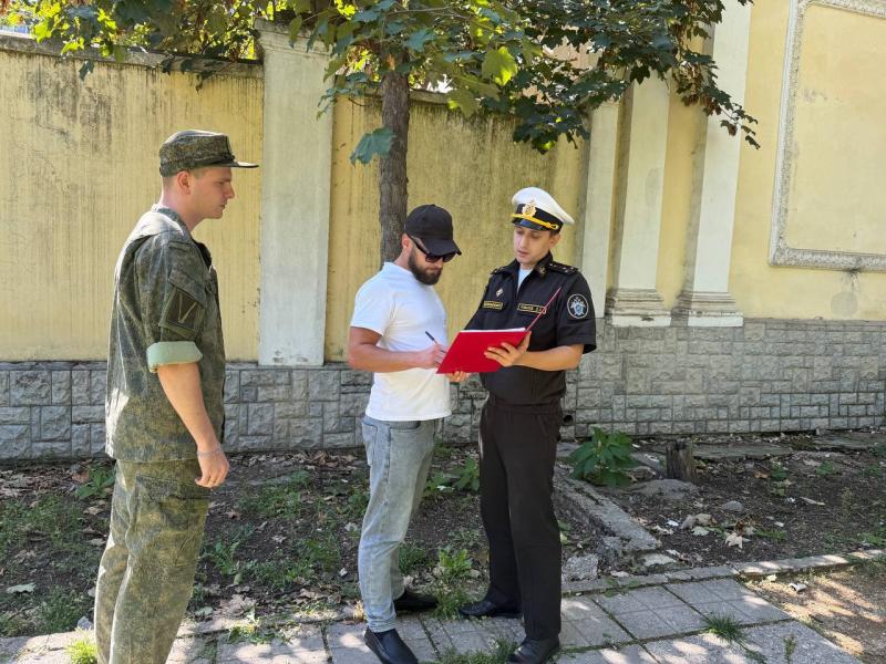 В Ленинском районе Крыма проверили бывших мигрантов, не вставших на воинский учет