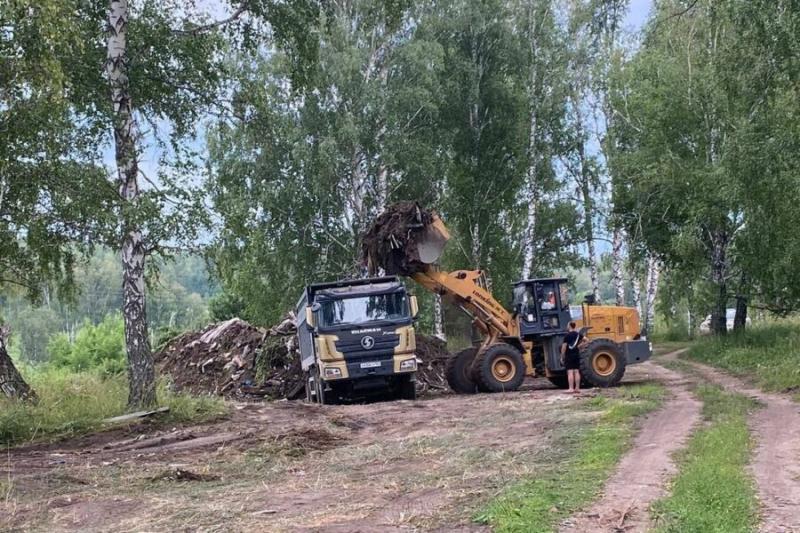 Главу Новосибирского района заставили убрать 11 несанкционированных свалок