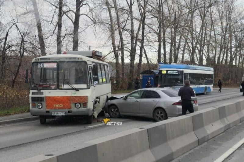 Из-за аварии с автобусом машины встали в пробку на Мочищенском шоссе в Новосибирске