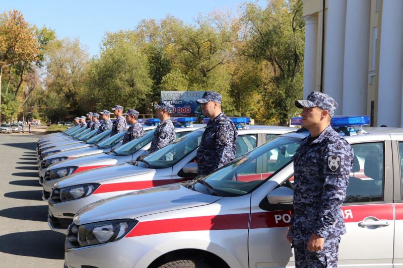 Перед профессиональным праздником сотрудникам вневедомственной охраны Росгвардии вручили новые автомобили в Самаре