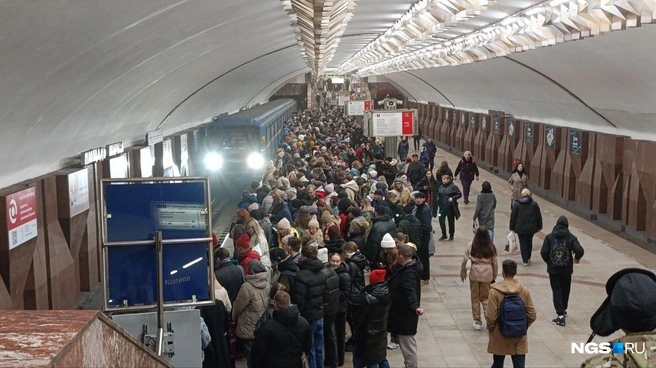 Названа самая популярная станция новосибирского метро — сколько она заработала на поездках