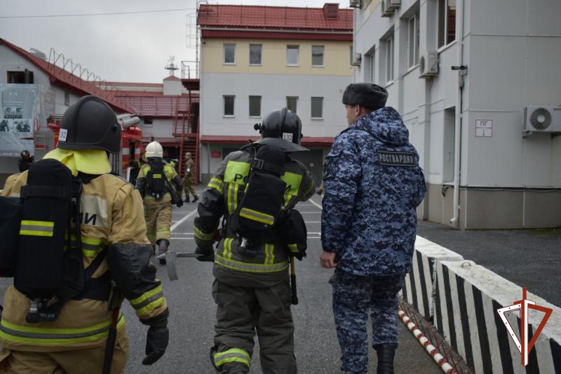 Росгвардия и МЧС провели тренировку по ликвидации условного пожара в Ханты-Мансийске