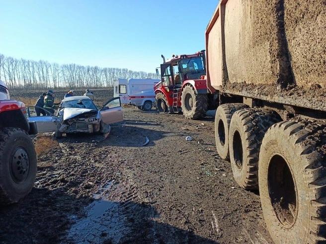 Nissan влетел в трактор в Новосибирской области — один человек погиб, трое пострадали