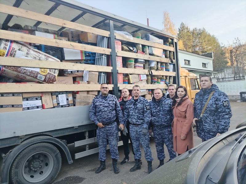 Дмитровские Росгвардейцы оказали помощь в погрузке гуманитарной помощи бойцам находящиеся в зоне СВО