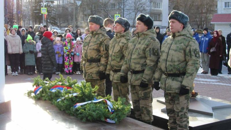 В Заречном военнослужащие Росгвардии возложили цветы к обелиску Победы