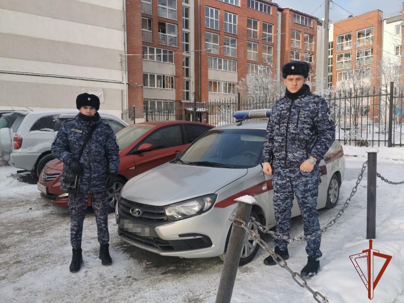 Росгвардейцы эвакуировали жильцов загоревшегося многоквартирного дома в Иркутске