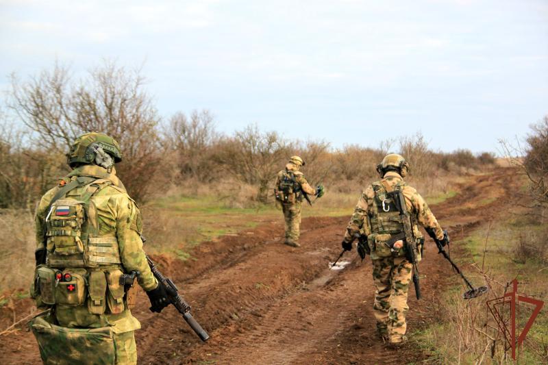 В Херсонской области саперы Росгвардии обнаружили тротиловые шашки на грунтовой дороге