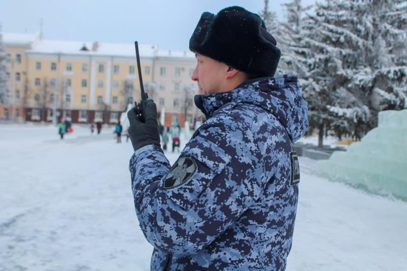 Росгвардейцы задержали мужчину при попытке скрыться из ломбарда с неоплаченной техникой