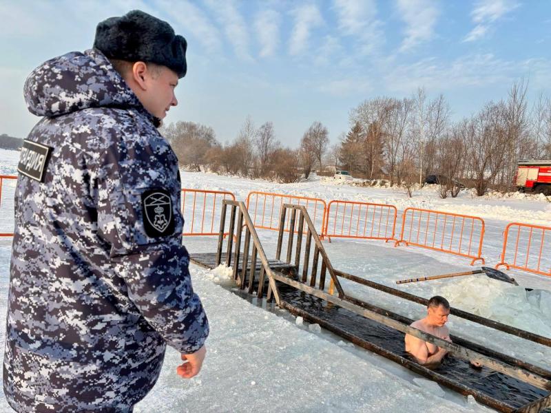 Сотрудники Росгвардии обеспечили безопасность во время Крещенского купания в Биробиджане