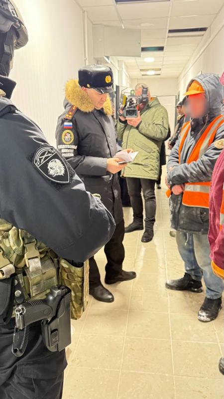 Военные следователи выявили нарушителей законодательства
в сфере миграции и воинского учета на стройке в городе Мурманске