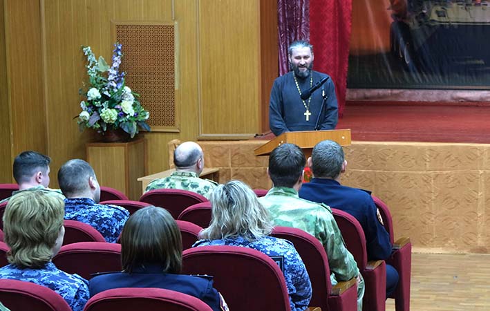 Накануне православного праздника священнослужитель побеседовал с орловскими росгвардейцами