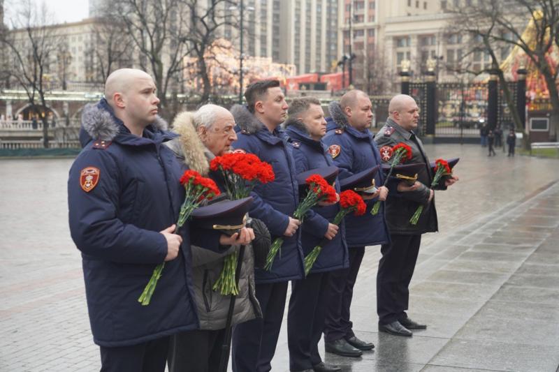 В День снятия блокады Ленинграда столичные росгвардейцы возложили цветы в Александровском саду