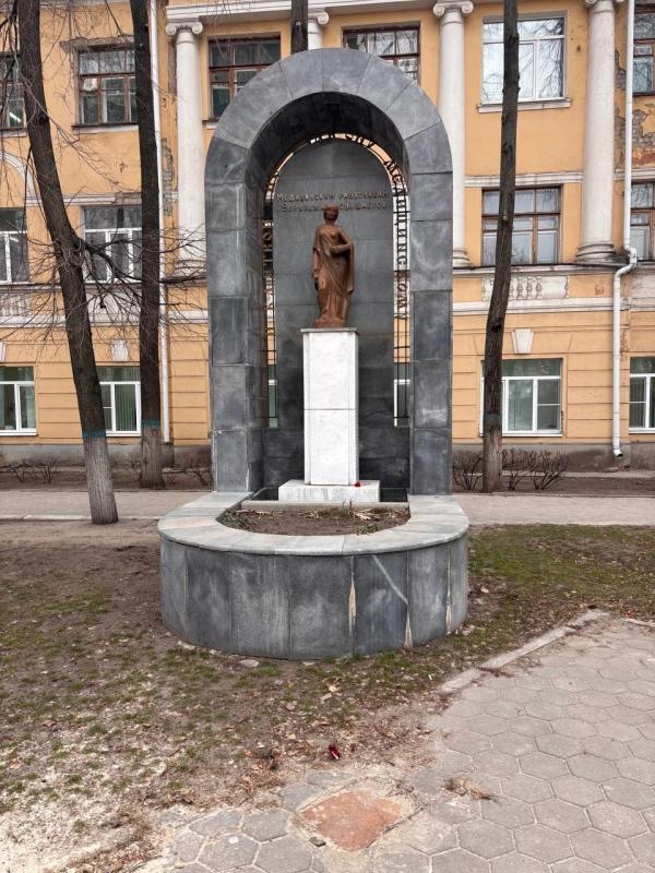 В Воронеже начал разрушаться единственный памятник медицинским работникам