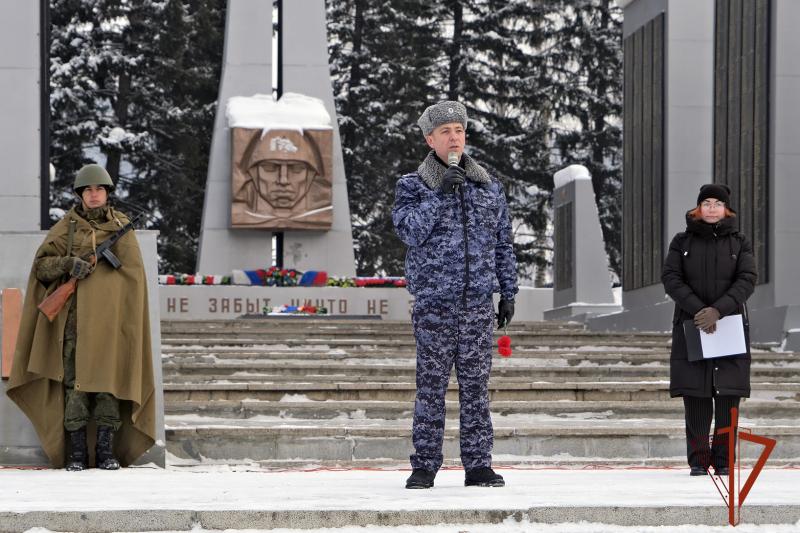 В Горно-Алтайске росгвардейцы отдали воинские почести защитникам Сталинграда