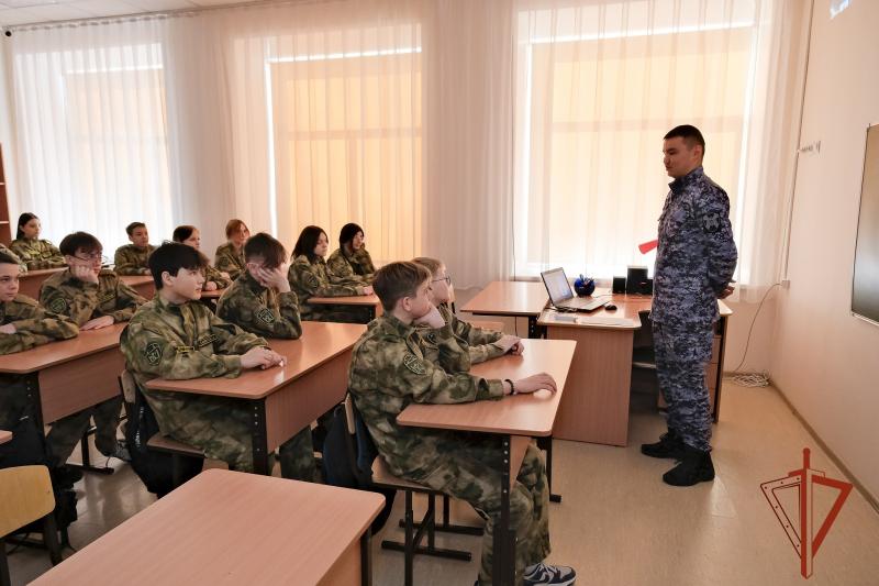 В Республике Алтай росгвардеец провел профилактическое занятие с воспитанниками профильного класса