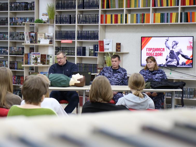 В Ставрополе росгвардейцы провели тематическую встречу со студентами медицинского колледжа