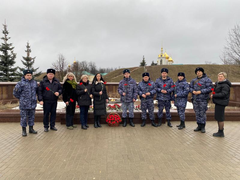 Сотрудники Росгвардии Дмитровского ОВО возложили цветы к вечному огню в день снятия блокады Ленинграда